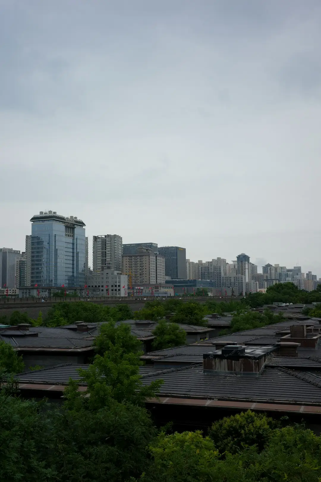 桂林煜荣变频器与软启动器在重载设备中的选型对比分析