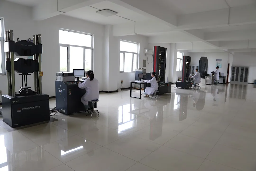 变频器与软启动器在工业控制中的功能差异及应用场景分析